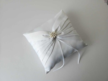 White Pearl Buckle Ring Cushion WPB20