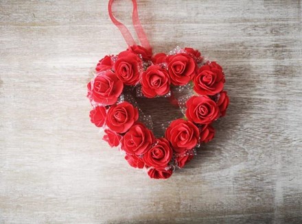 Small Red Rose Heart Wreath smredheart
